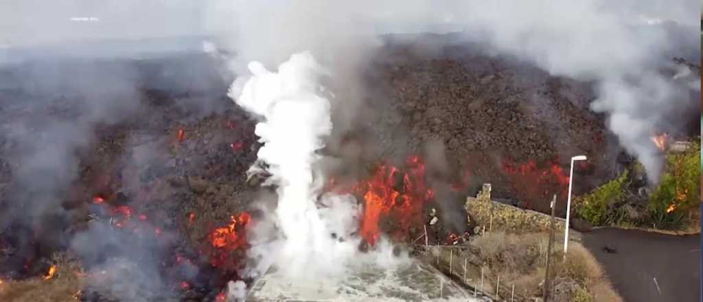 La lava del volcán de La Palma entra en contacto con el mar