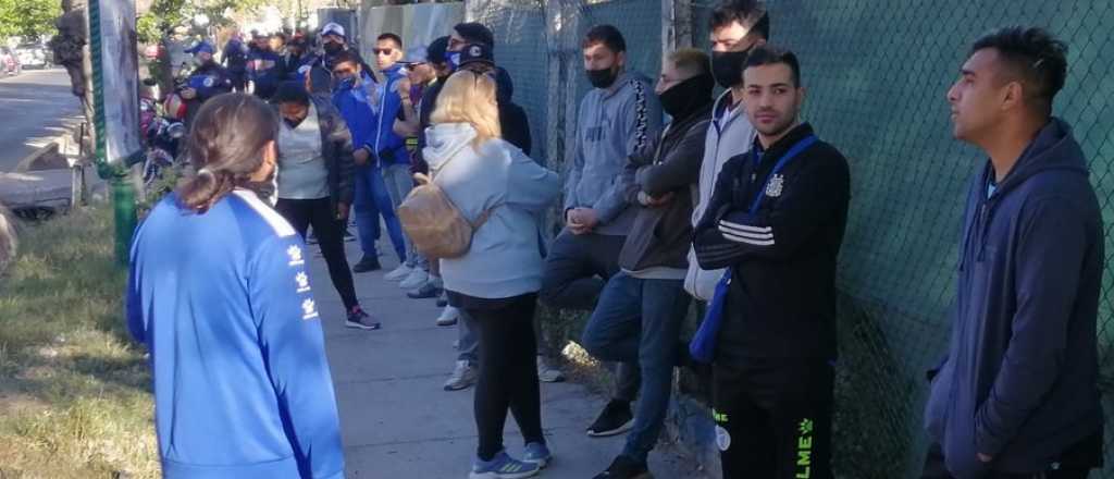 Hinchas del Tomba hacen fila para conseguir entradas: esto cuestan