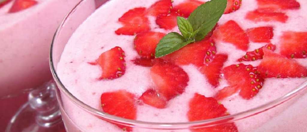 Cómo preparar un mousse de frutillas con solo 2 ingredientes 