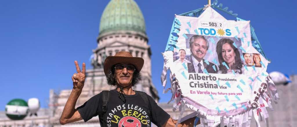 Además de la "platita", el oficialismo busca la "cercanía con la gente"