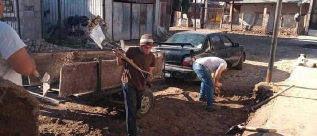 Vecinos asfaltaron las calles de su barrio con su plata y trabajo