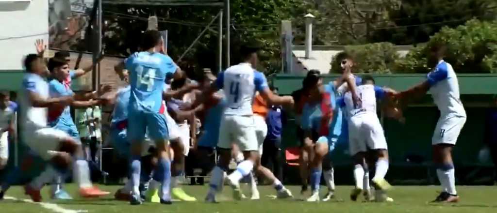 Videos: los jugadores del Tomba, a las trompadas en Reserva