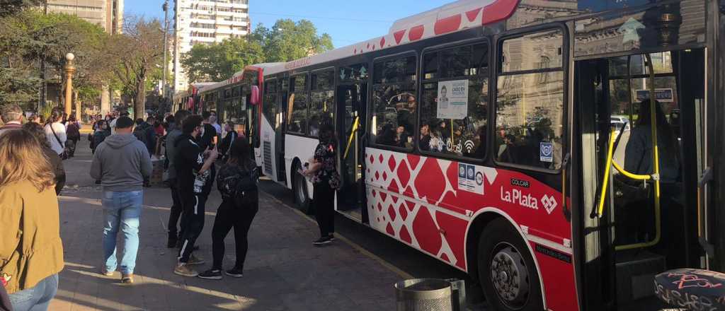 Reportaron 416 contagios y 18 muertes por Covid este lunes en el país