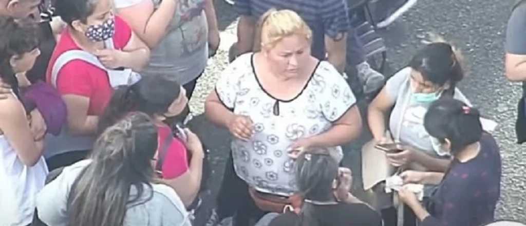 Video muestra cómo reparten plata en medio de una protesta