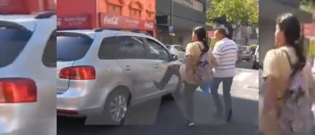 Video: conductores y manifestantes a las patadas