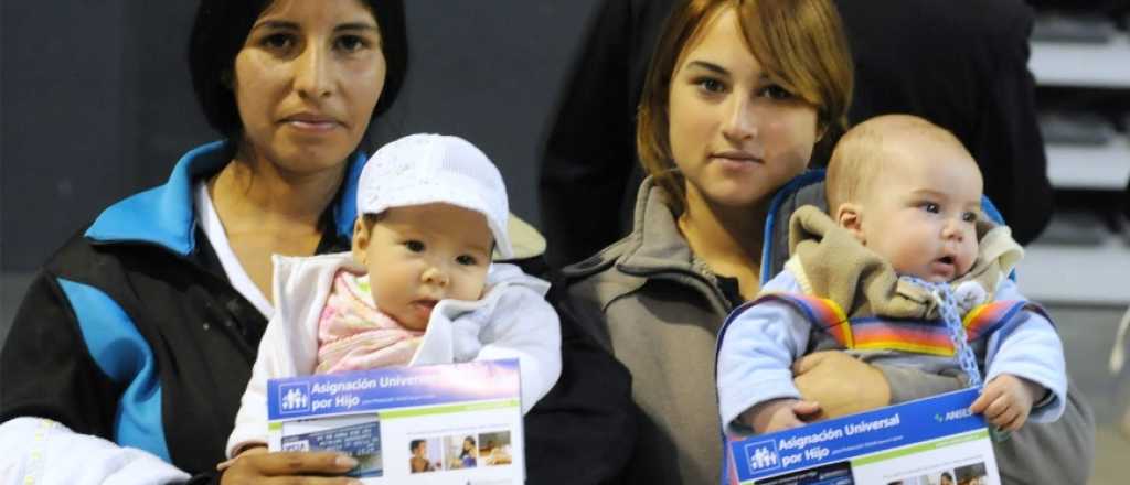 Cuánto cobra una familia que recibe AUH y Tarjeta Alimentar