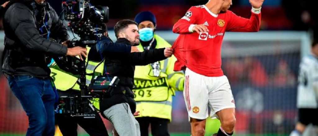 Un hincha corrió toda la cancha para "tocar" a Cristiano Ronaldo