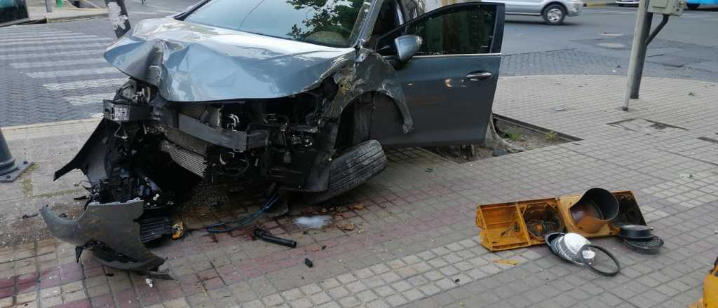 Un playero le sacó el auto a un turista y chocó contra un poste en pleno centro