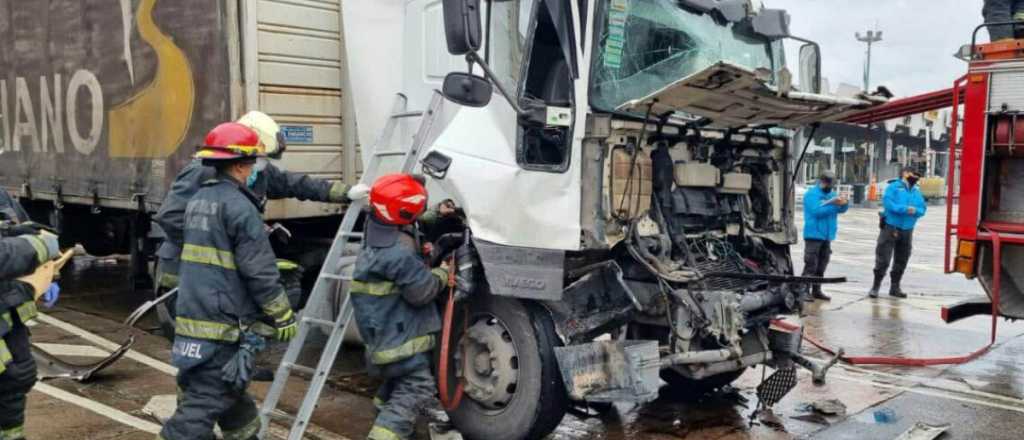 De no creer: un camión chocó contra un helicóptero