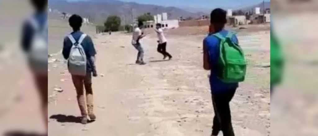 Video: pelea de dos alumnos de San Juan por una gorra