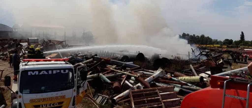 Ardió una maderera en Luján de Cuyo