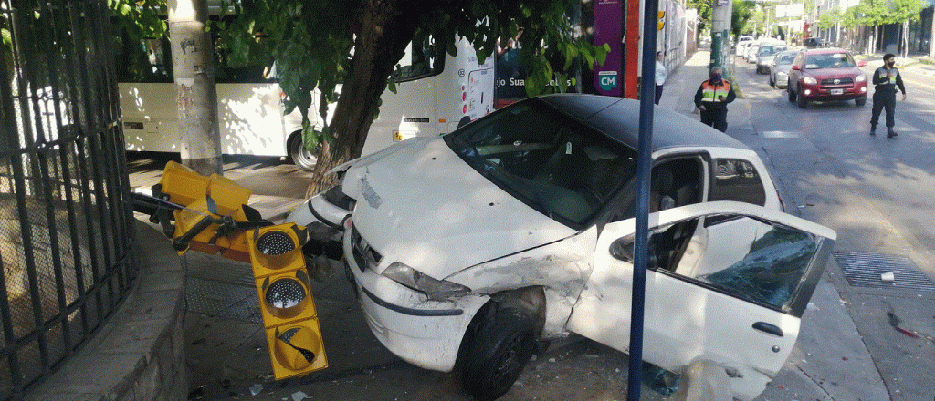 Manejaba ebrio y chocó contra un auto en Guaymallén