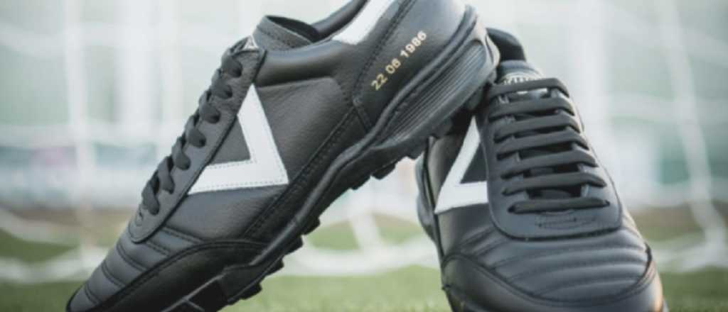 Crearon botines peronistas para el homenaje a Maradona