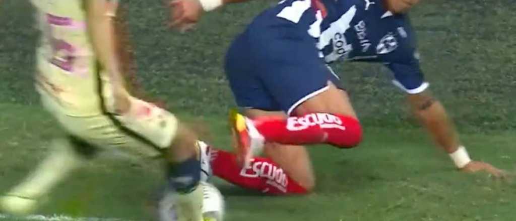 El caño imposible que hizo Maxi Meza desde el piso