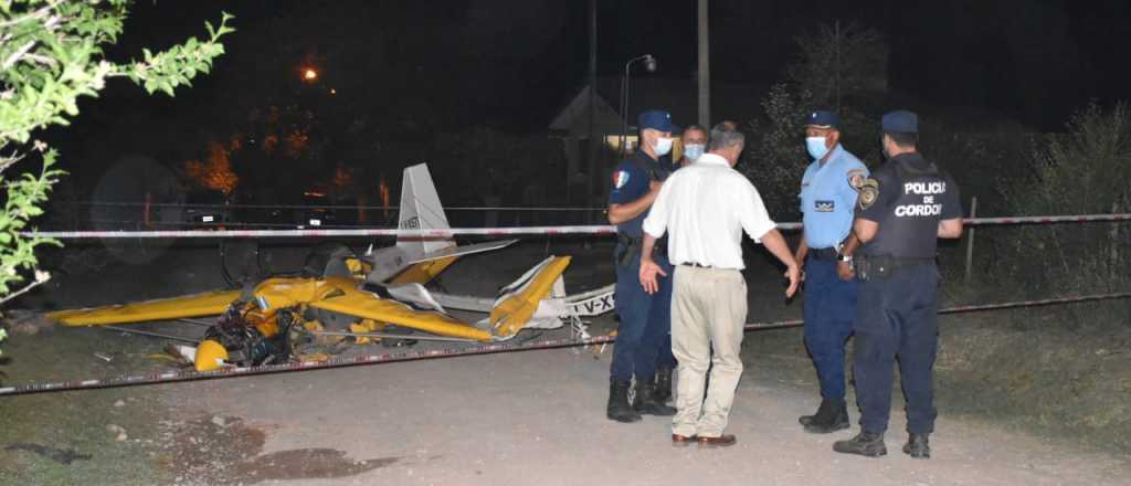 Cayó una avioneta y golpeó a una mujer con su hija que miraban