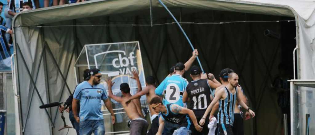 Hinchas de Gremio destruyeron la cabina del VAR tras un gol anulado