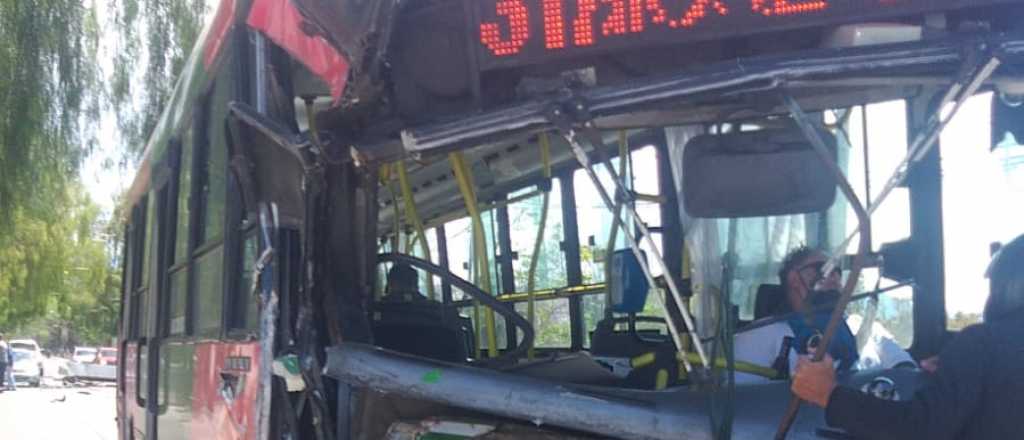 Un colectivo chocó con un camión de Vialidad en el Parque