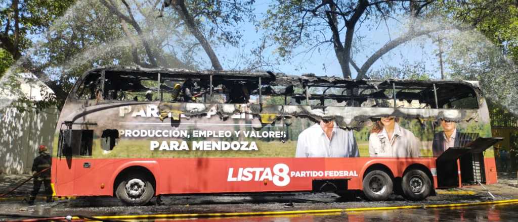 Un micro del Partido Federal se prendió fuego en el centro