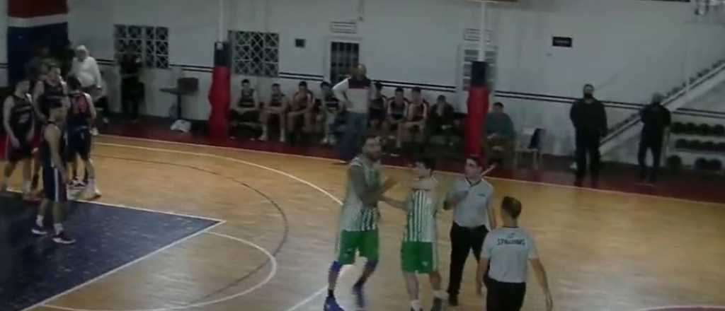 Video: quiso golpear al árbitro en un partido de básquet 