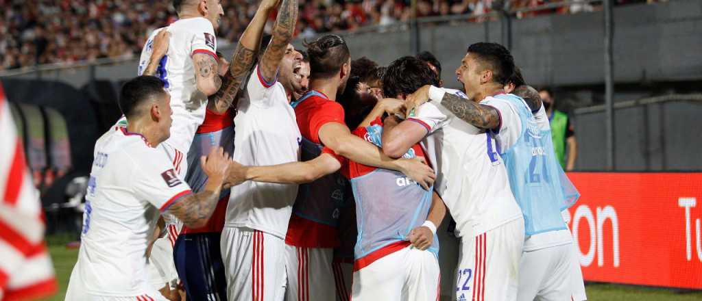 Blooper y gol olímpico: Barros Schelotto debutó con derrota en Paraguay