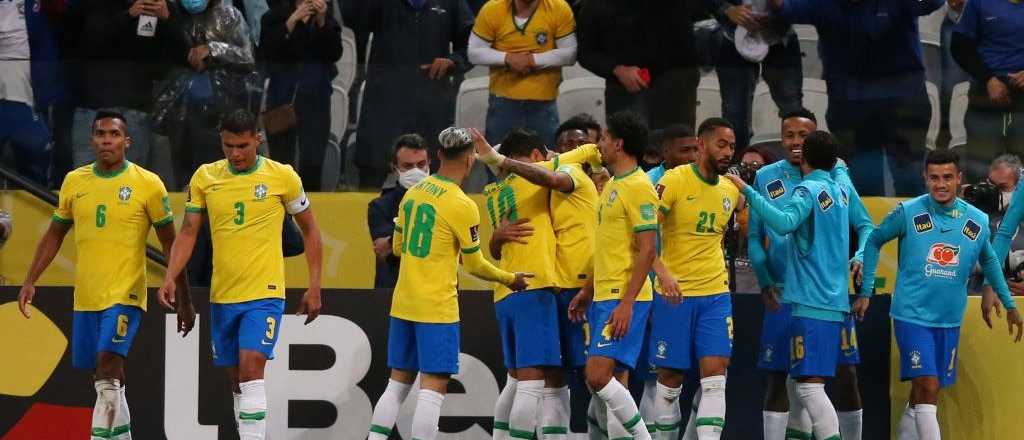 Insólito: burló la seguridad, entró al campo de juego y alzó a Neymar