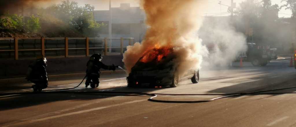 Un auto se prendió fuego en el Carril Sarmiento