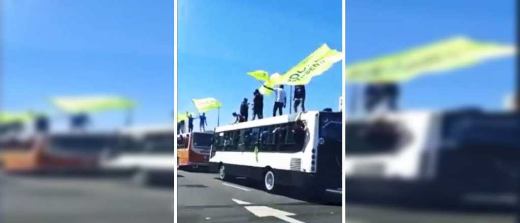 Enojo con militantes que fueron a Plaza de Mayo en el techo de los micros