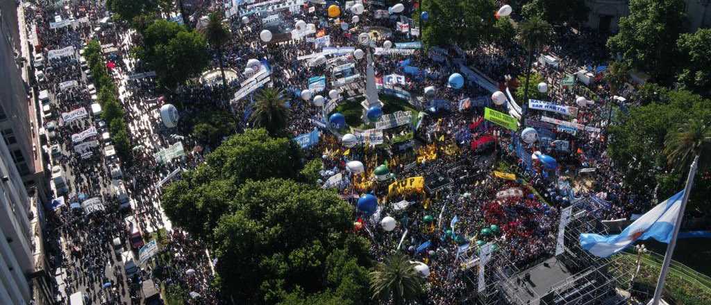 Enojo con militantes que fueron a Plaza de Mayo en el techo de los micros