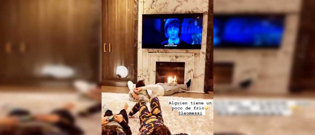 Messi, tirado con sus hijos viendo Harry Potter al lado del hogar a leña