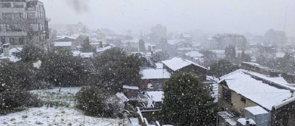 En plena ola de calor en el país, nieva en Ushuaia