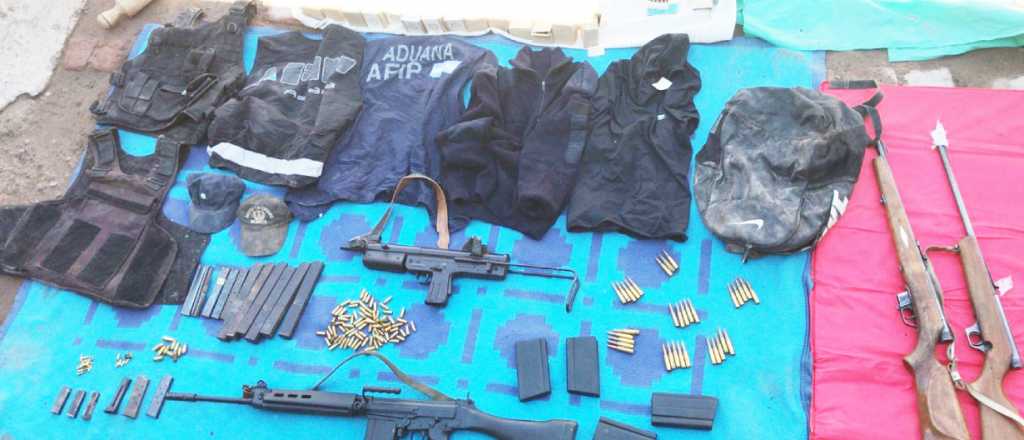 Un arsenal de armas fue hallado enterrado en Guaymallén