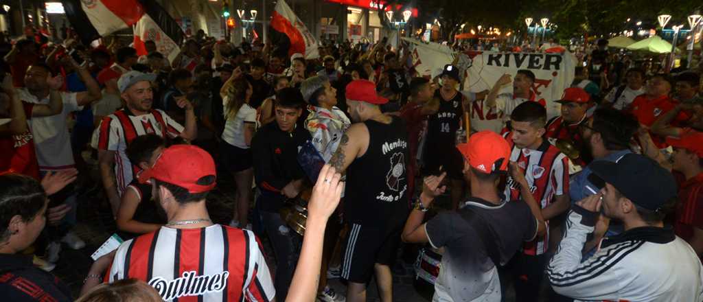 Los hinchas de River en Mendoza coparon el Kilómetro Cero