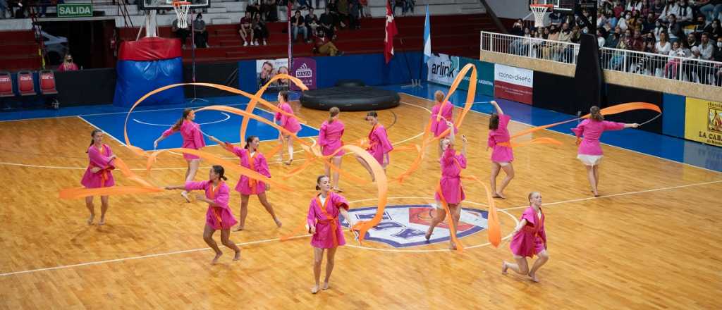 El equipo de gimnastas daneses se lució en su paso por la Ciudad