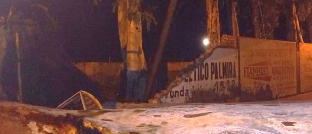 La tormenta tiró una pared de la cancha de Palmira y árboles de antaño