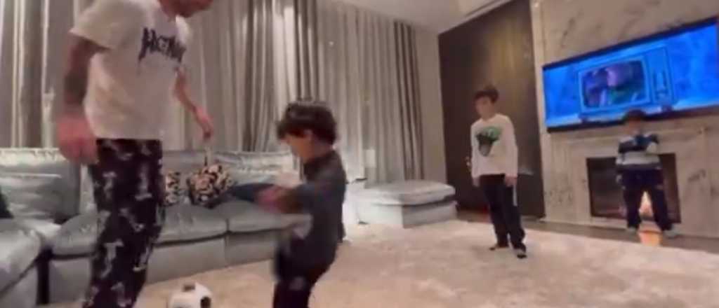 Video: Messi íntimo, jugando al fútbol con sus hijos en el living