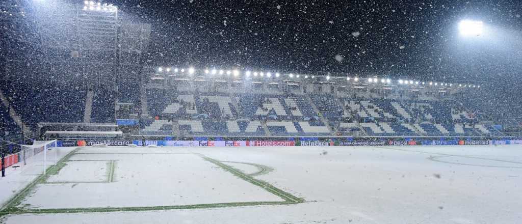 Imágenes: por una fuerte nevada, se suspendió un partido clave