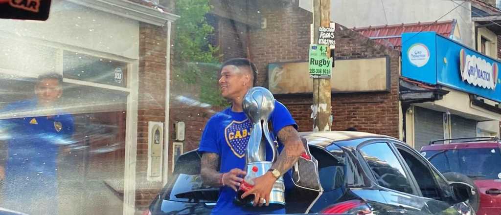 Rojo y Almendra pasearon por las calles de Quilmes con la Copa Argentina