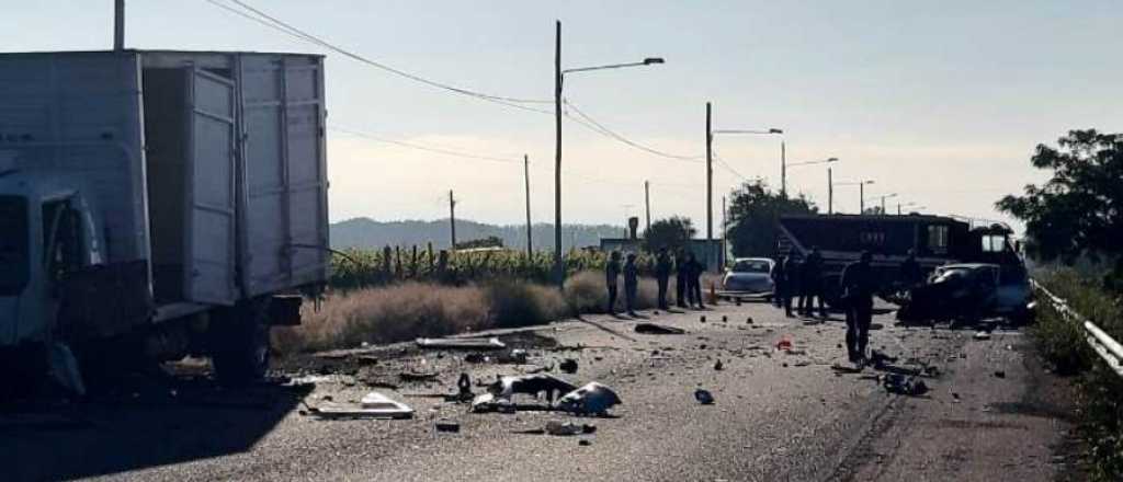 Chocaron de frente con un camión y un joven murió en San Carlos