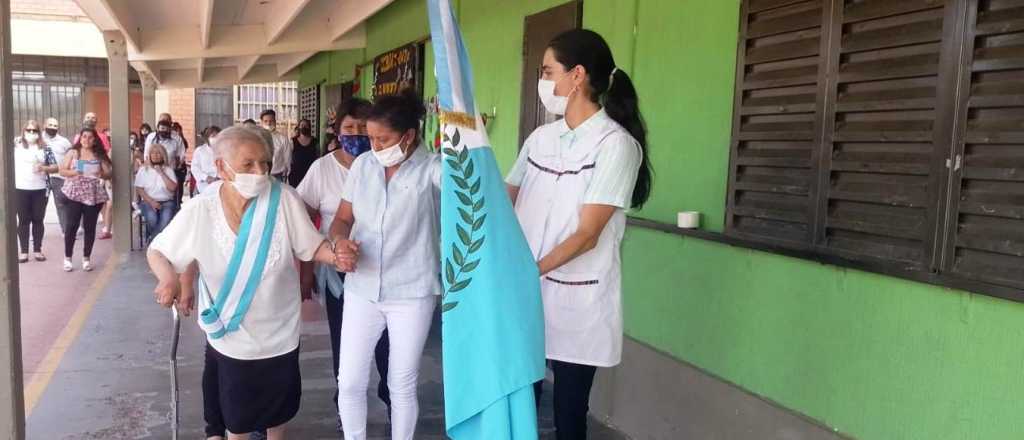 Terminó la primaria en Godoy Cruz a los 87 años y lleva la bandera provincial