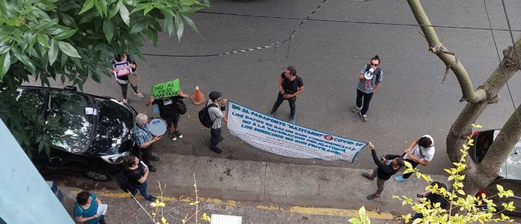 Antivacunas atacaron a periodistas con gritos antisemitas 