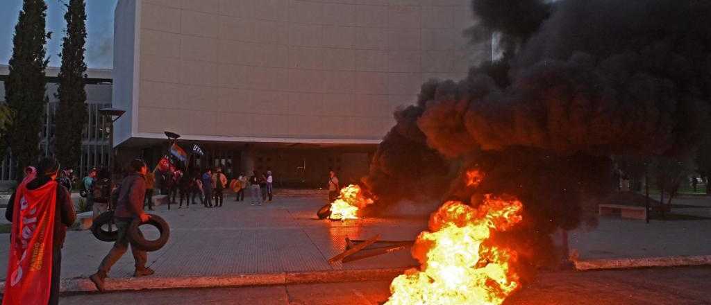 Chubut: 7 detenidos y un diputado herido en las protestas antimineras