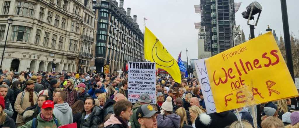 Violenta protesta en Londres contra el pasaporte sanitario