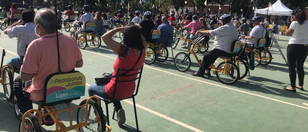 Junto a Jean Maggi, Luján entregó bicicletas adaptadas a vecinos