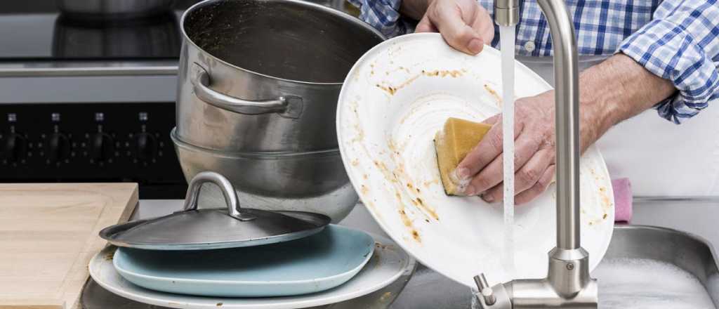 Ojo con estos errores si lavás los platos a mano