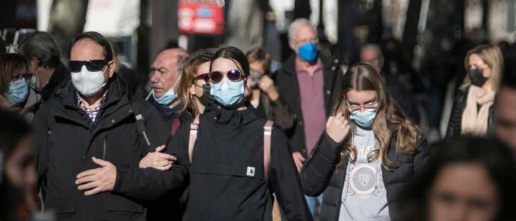 Por el avance de Ómicron, Cataluña cierra actividades y limita a diez las reuniones