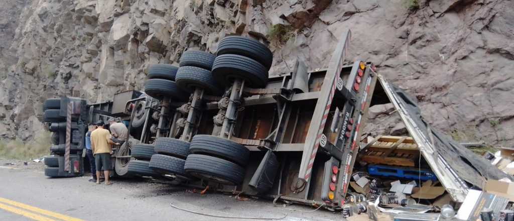 Volcó un camión en Potrerillos, sobre ruta 7 