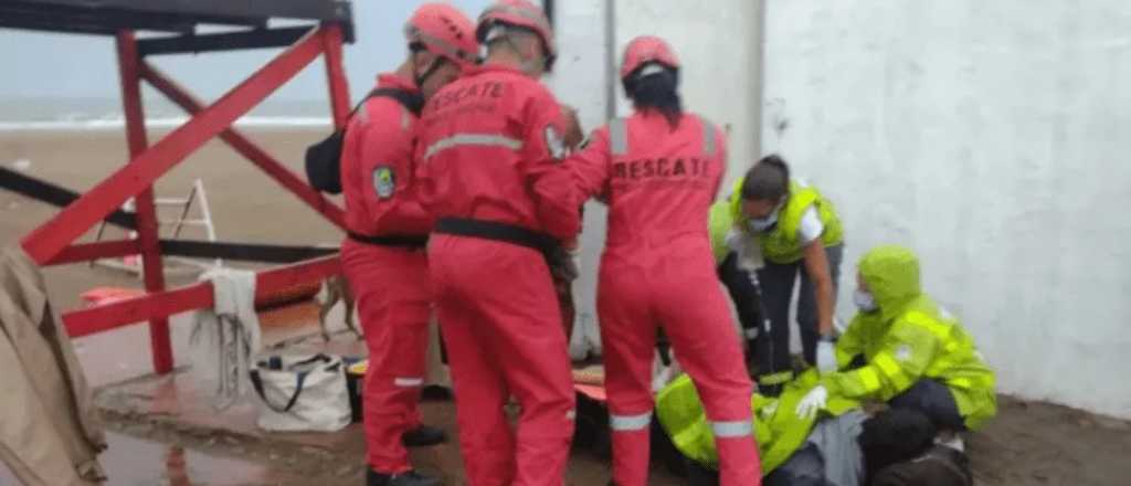 El viento le voló la sombrilla en la playa y se le clavó en la pierna