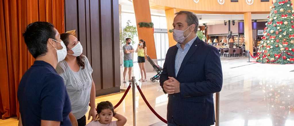 Matías Stevanato recibió a los primeros turistas del año en Maipú