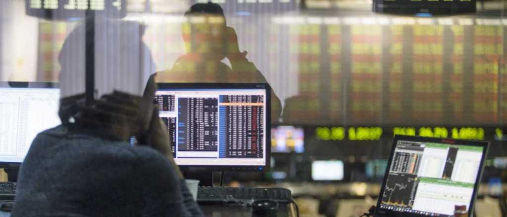 Mejoran las acciones, caen los bonos y sube el riesgo país