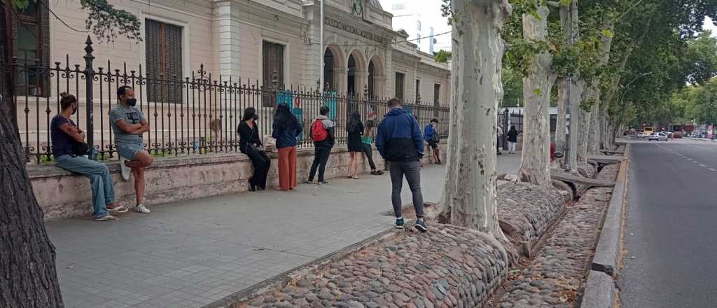 Largas colas para testeos en Mendoza y el "curro" de hacer la fila